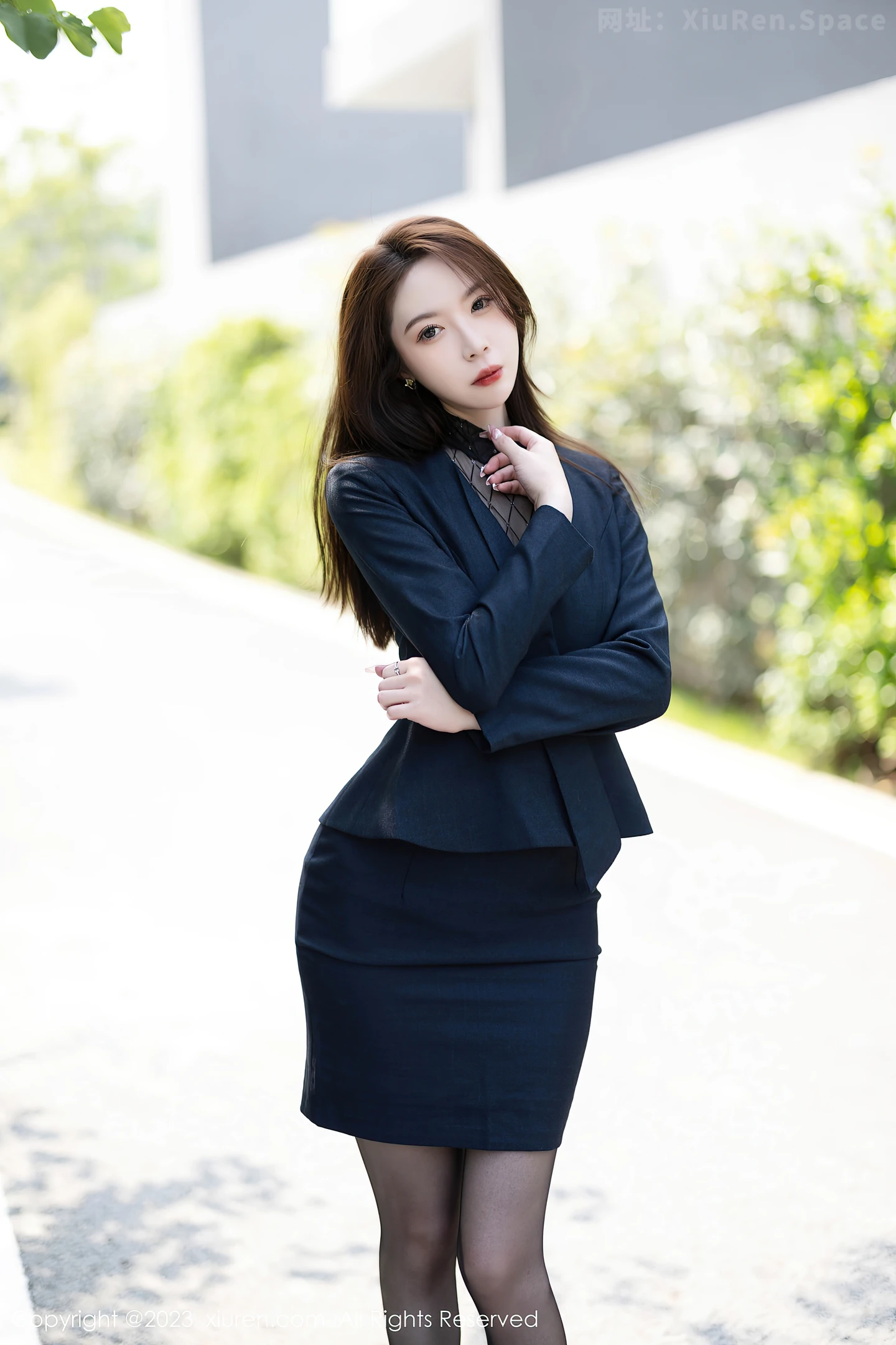 图片[2]-[XiuRen秀人网]2023.06.14 VOL.6914 梦心玥 黑色礼服与透视连体衣加黑丝美腿性感私房写真集-秀人网官方网站